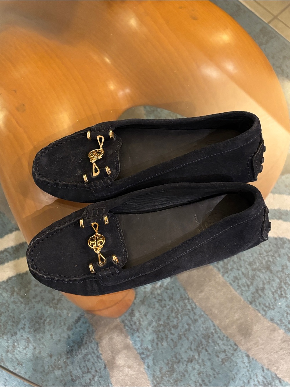 Tory Burch Daria Navy Suede Driving Loafers with Gold Logo - Picture 2 of 8